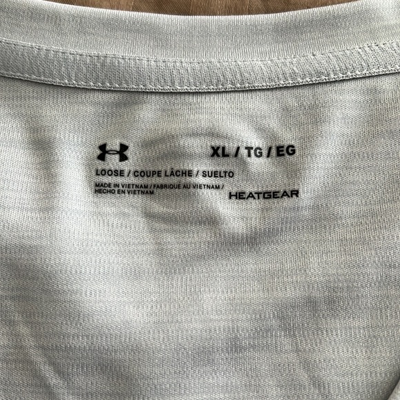Under Armour V-Neck Workout Tee ✨✨ - Picture 4 of 4